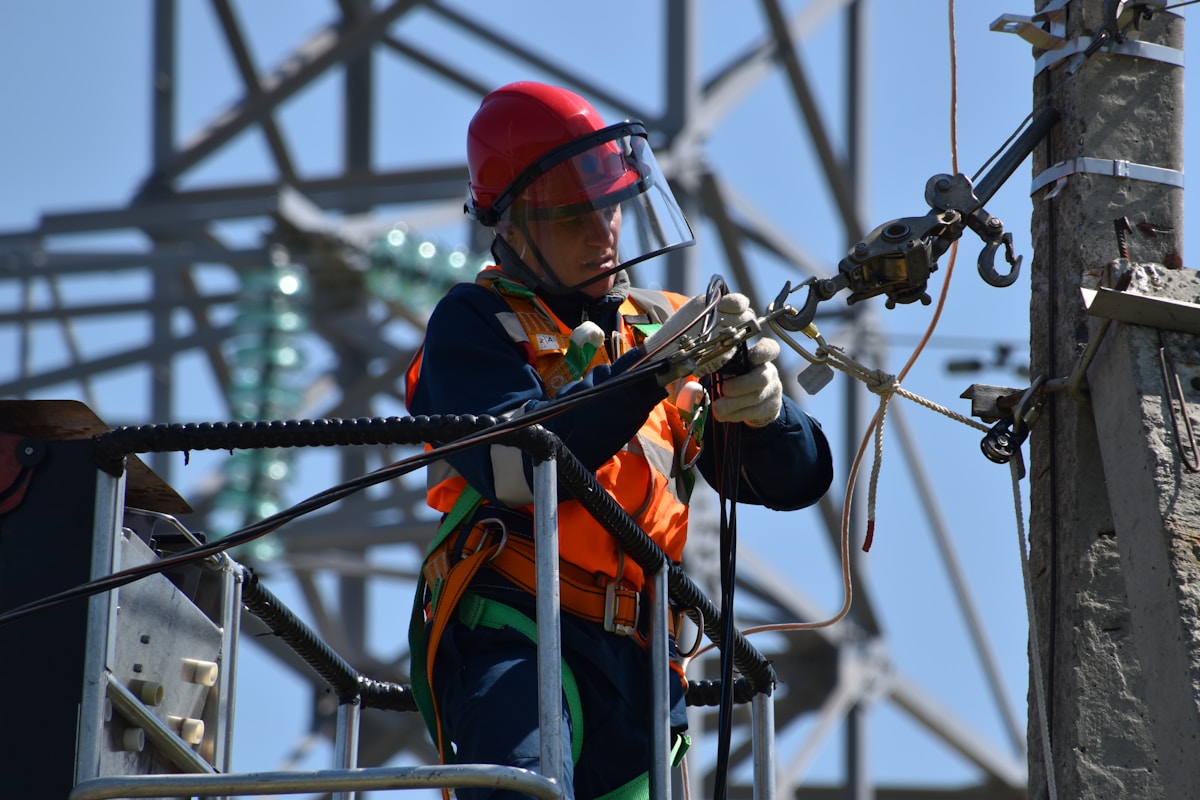 Electricista realizando instalación